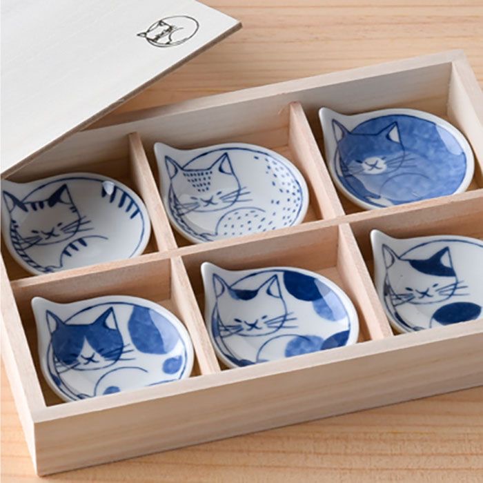 Hasami ware cat mini plates in a wooden box